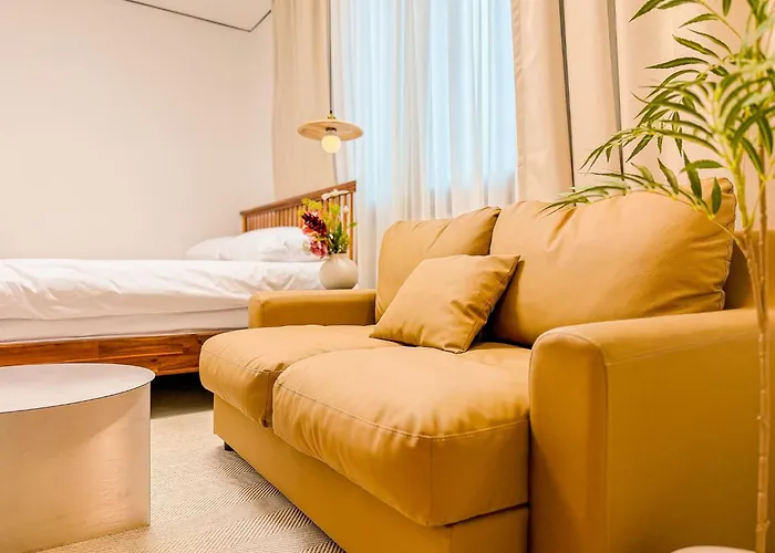Haebangchon, Itaewon Street, Sinheung Market, Namsan Tower, 15 Minutes To Hongdae,the Still House Yongsan