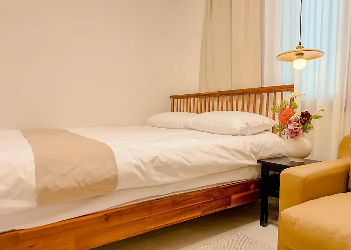 Haebangchon, Itaewon Street, Sinheung Market, Namsan Tower, 15 Minutes To Hongdae,the Still House Yongsan